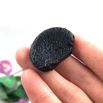 1 adet Rastgele Doğal Tektite Taş Siyah Meteorite Minera Numune Kristal Reiki Şifa Enerji Taş Ev Dekor Kolye Yapımı